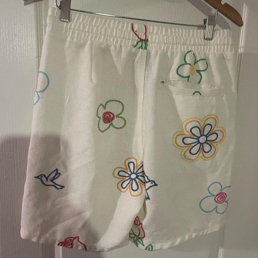 Malibu Cream Floral Embroidered Women Shorts - Picture 2 of 4